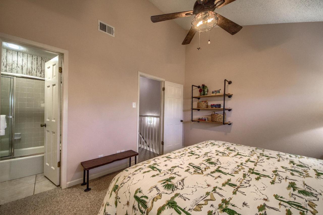 The Iron Cactus Condo On The Comal Cw C102 ニューブラウンフェルズ エクステリア 写真